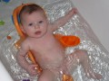 Elya dans son bain avec son bateau bleu - 005 * 1024 x 768 * (101KB)